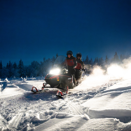 Arcady team op de sneeuwscooters tijdens 10-jarig jubileum in Lapland